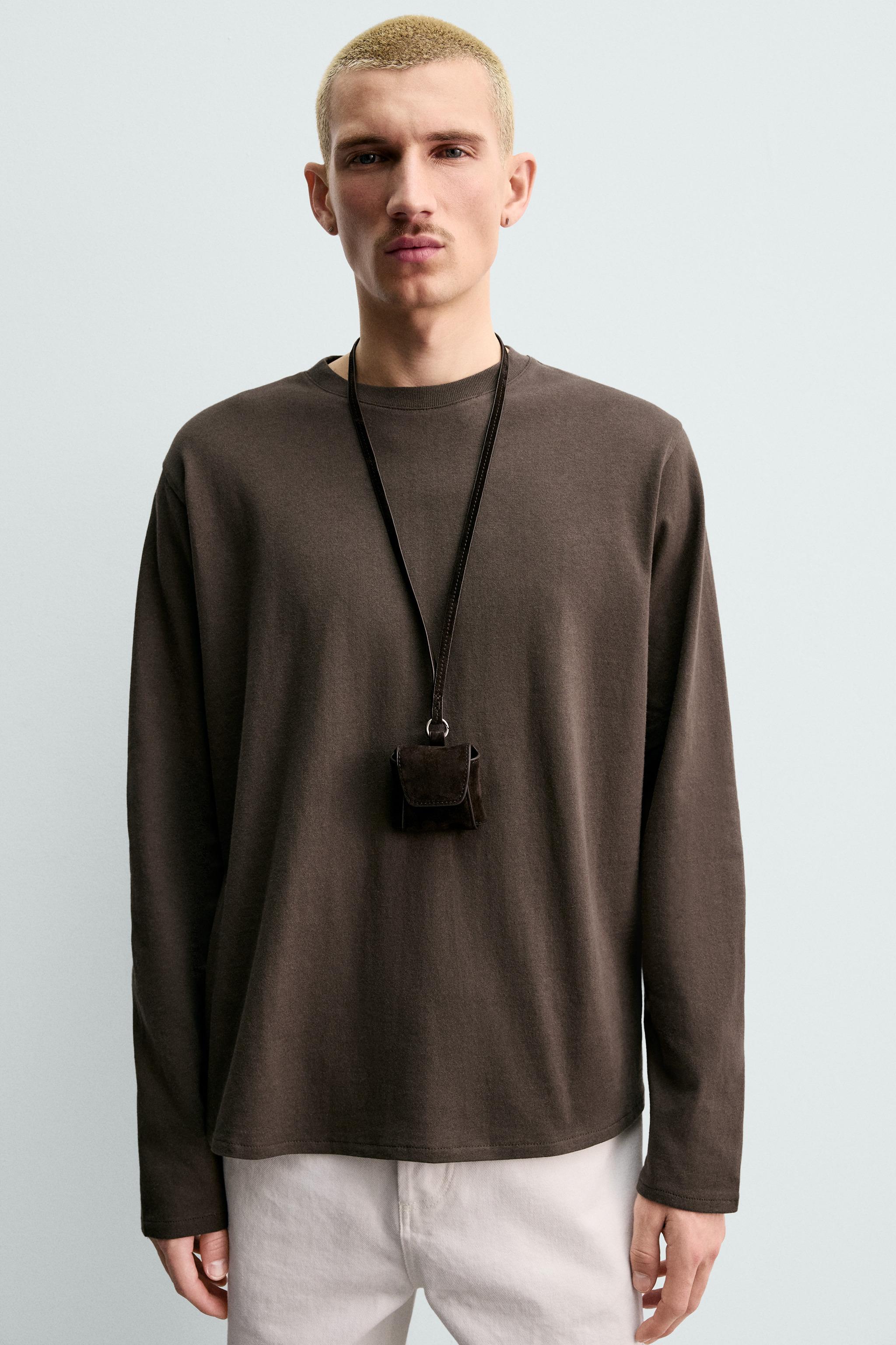 PORTE-ÉCOUTEURS EN CUIR AVEC PENDENTIF